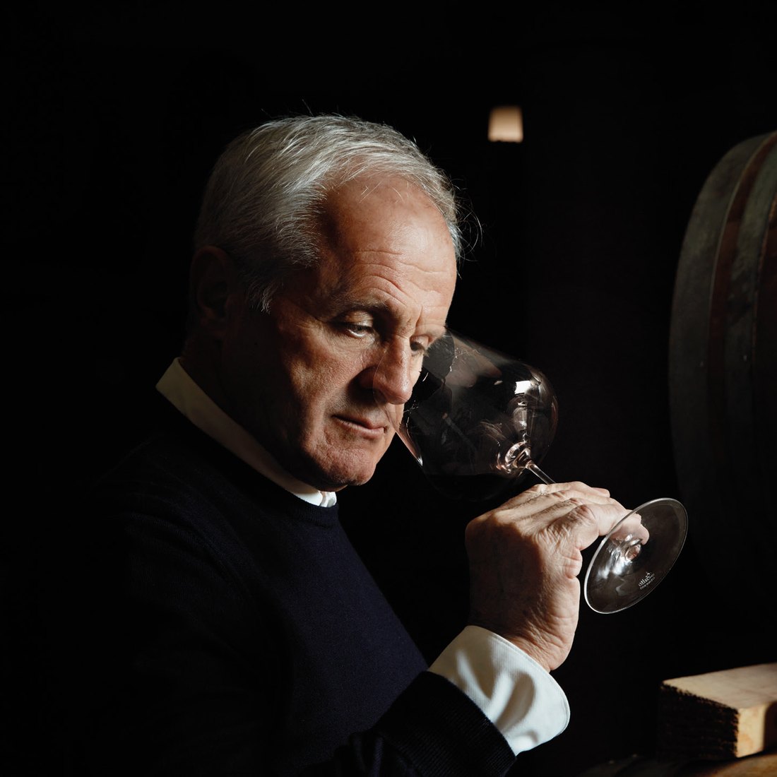 Diego Cottini in degustazione tra le botti